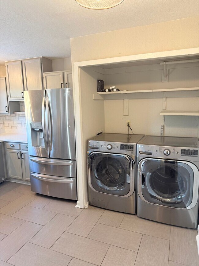 Building Photo - 3120 Mirage Dr