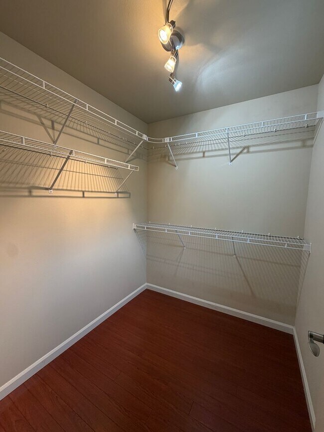 Building Photo - 1204 Burnside Pl