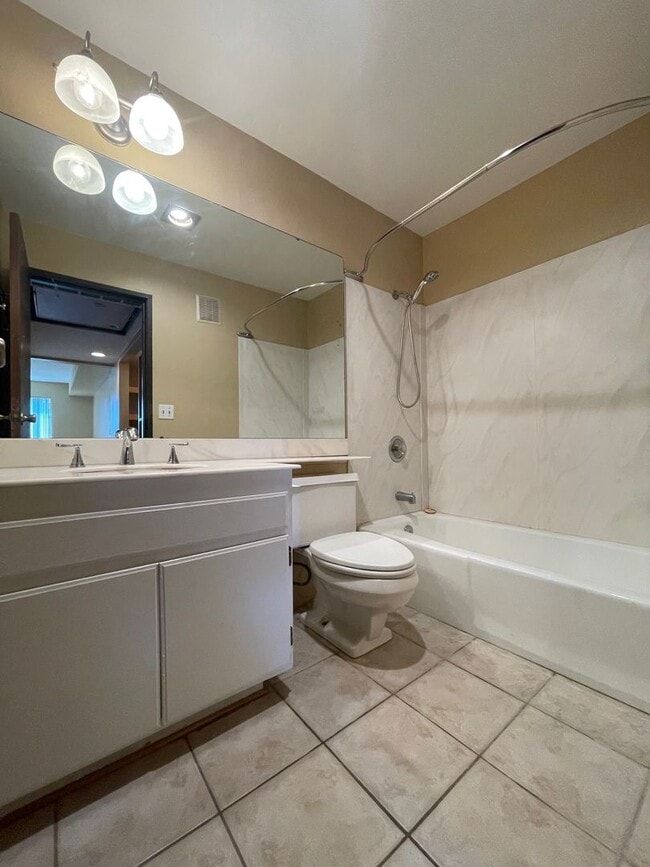 Building Photo - 1 Br - 1 Ba Hillcrest Condo with Washer/Dr...