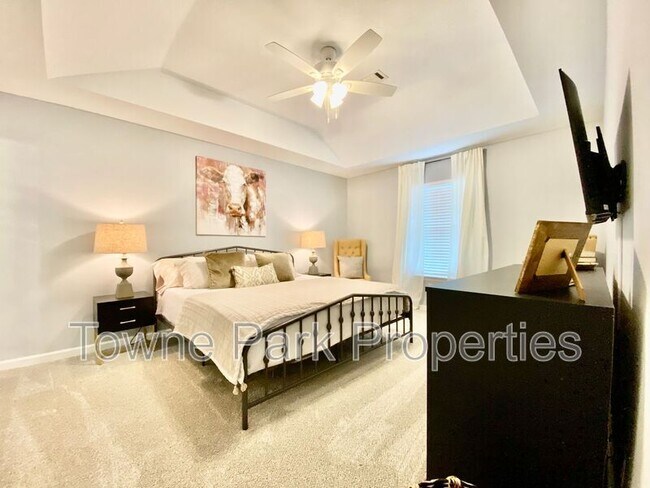Building Photo - 549 Edgecliff Ln