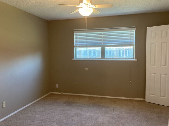 Building Photo - 224 N Oxford Dr