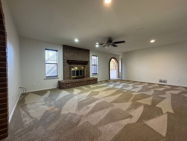 Building Photo - 612 N Lea Ave