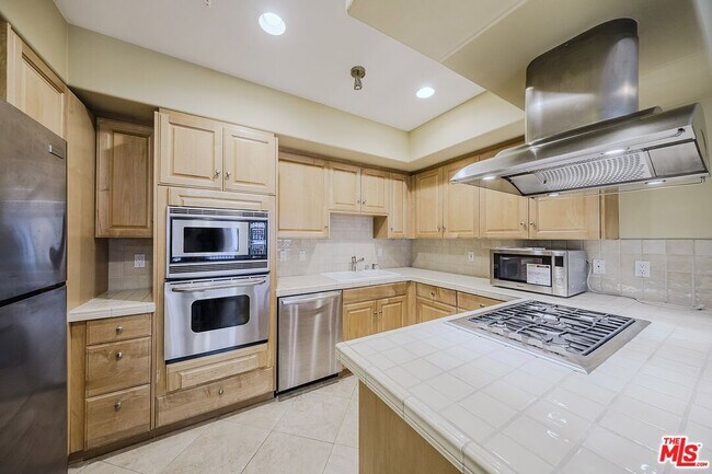 Building Photo - 937 12th St