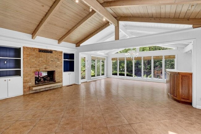 Building Photo - 505 River Valley Rd NW