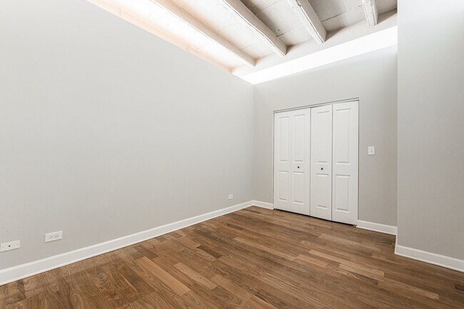 Building Photo - 4131 W Belmont Ave