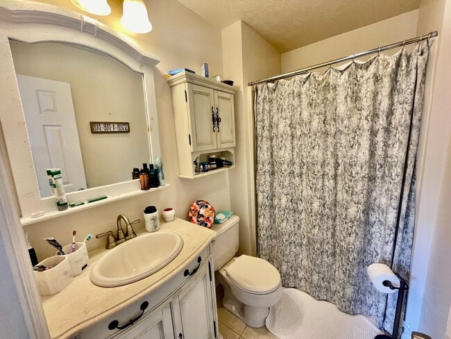 Building Photo - Charming and Spacious 3-Bedroom Home for R...