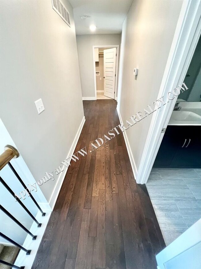 Building Photo - Beautiful Home in Independence-Available in JULY!!