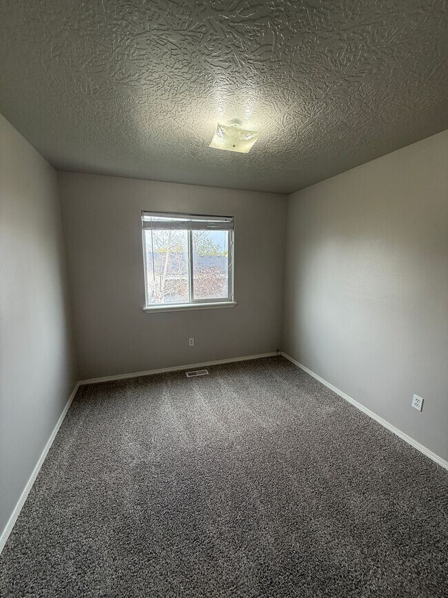 Building Photo - Brand New Floors! 3 Bed, 2.5 Bath Single Family Home