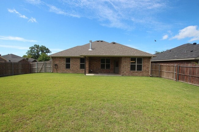 Building Photo - Beautiful 3 Bedroom 2 Bath Coming Soon in ...