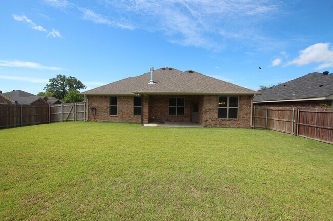 Building Photo - Beautiful 3 Bedroom 2 Bath in Guinn Farms!