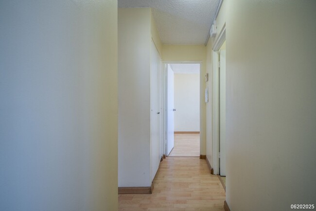 Building Photo - $2400 / 2 BD, 1 BA, 1 parking Condo in Hon...
