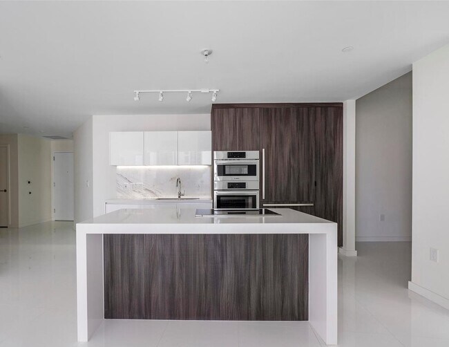 Building Photo - 851 NE 1st Ave