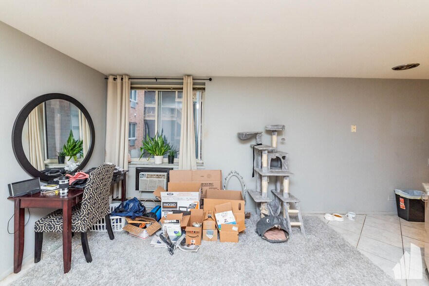 Building Photo - 3825 N Pine Grove Ave