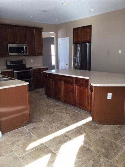 Building Photo - 5573 Woodmansee Way