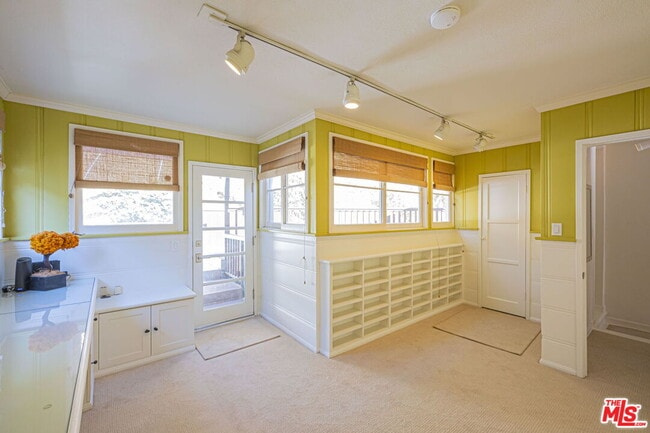 Building Photo - 2318 Canyon Dr