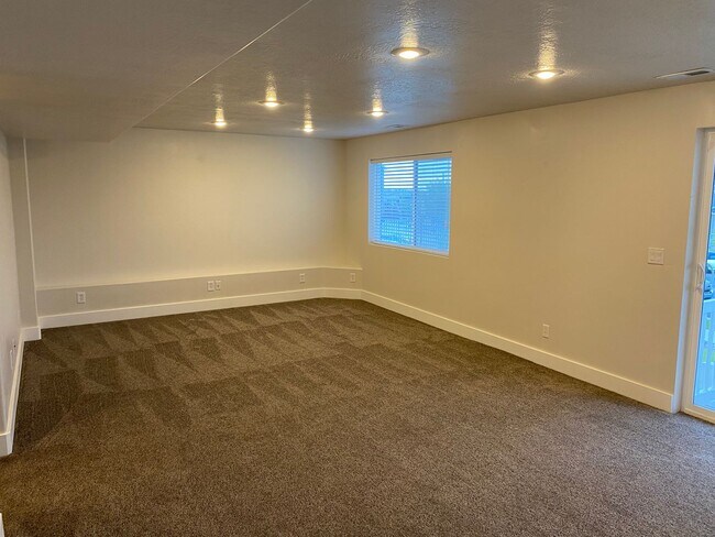 Building Photo - Lovely Townhome For Rent