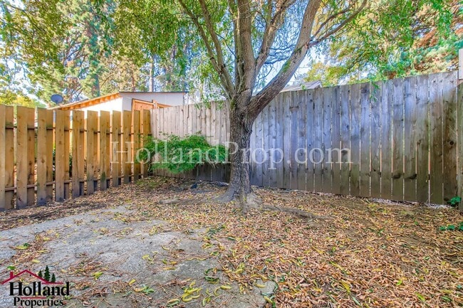 Building Photo - Charming 3-Bedroom Duplex in a Prime Locat...