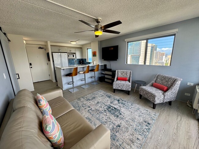 Building Photo - Renovated 1 bedroom with 1 parking at Roya...