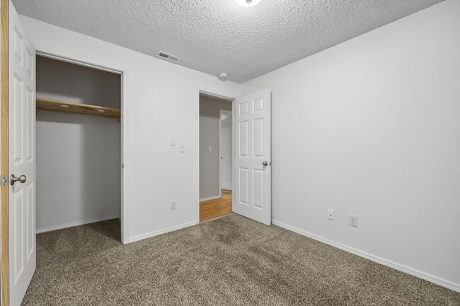 Building Photo - Move in ready now! 3 bed - 1 bath - 1 car ...