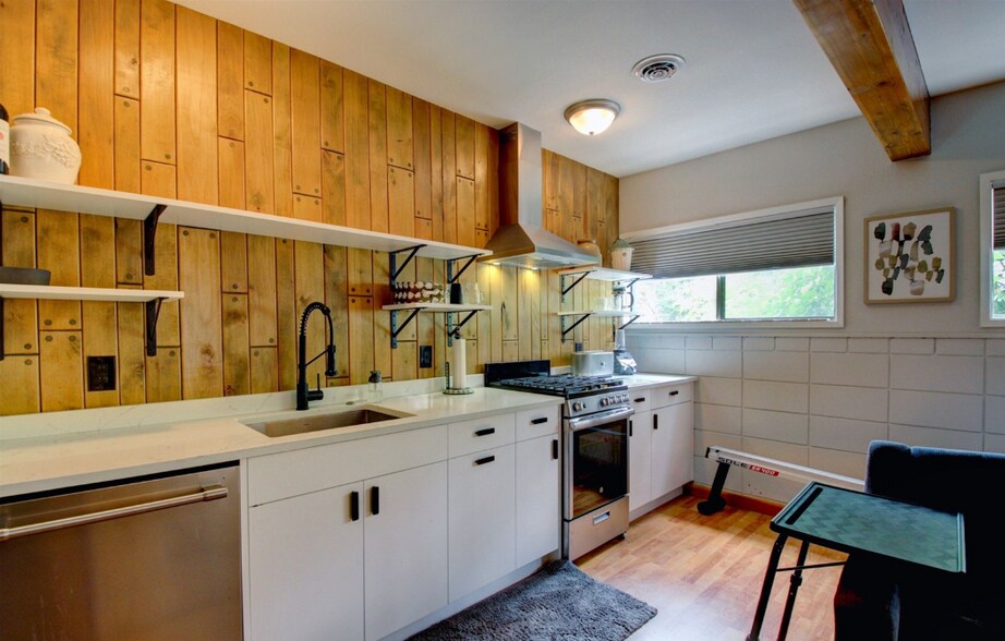 Building Photo - 16475 Fairway Dr