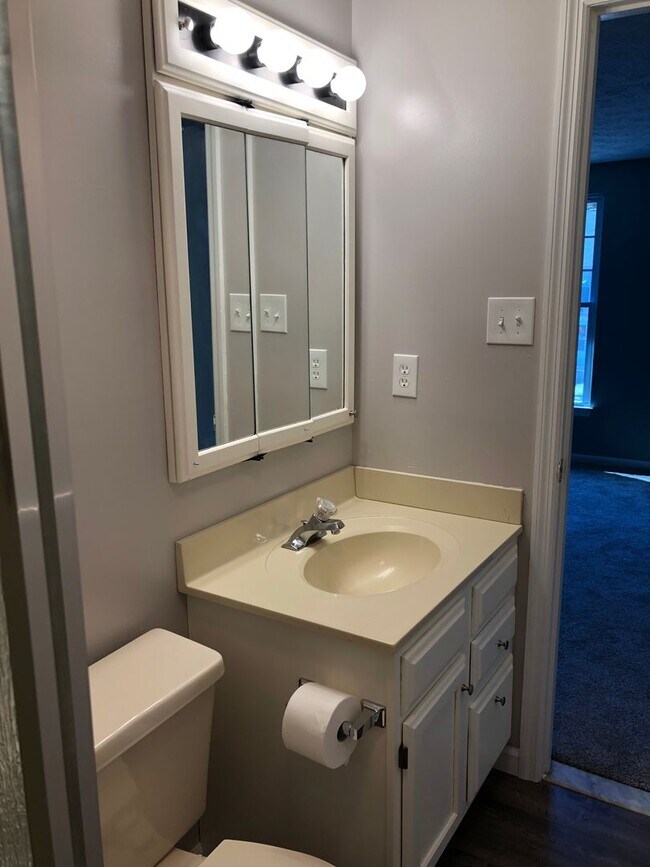 Building Photo - Townhouse-Village of Thomas Run-4 Bathrooms!!