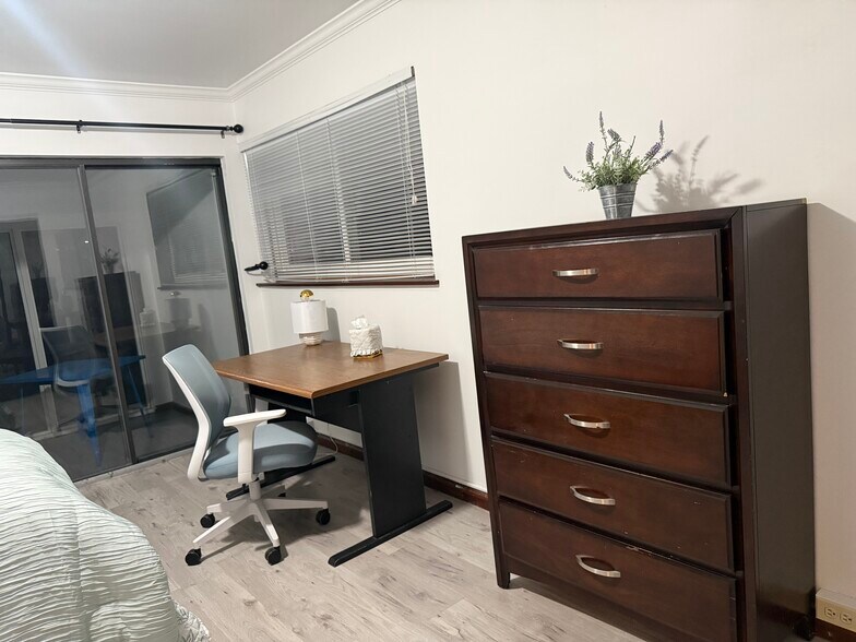 Building Photo - 1049 Danby Rd