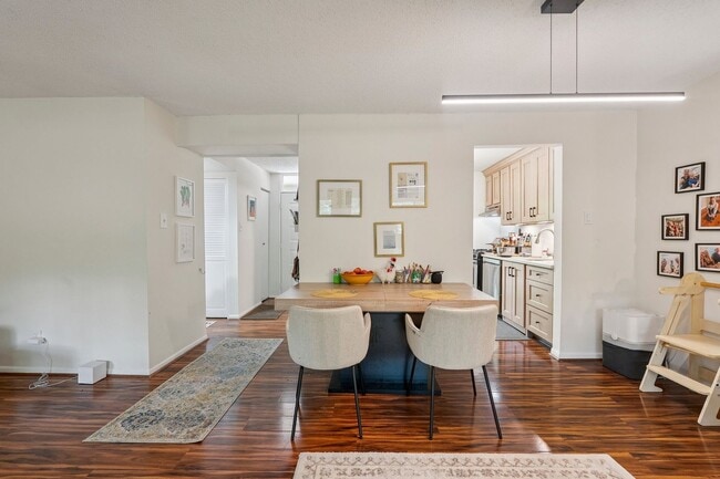 Building Photo - Top-floor condo located in the charming La...