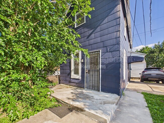Building Photo - 525 Splitlog Ave