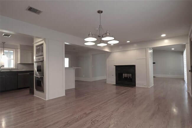 Building Photo - 4702 Shadow Ln