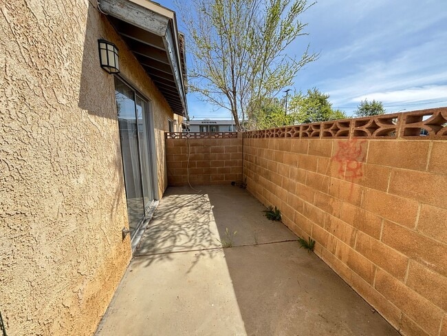 Building Photo - East Palmdale Townhouse