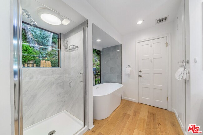 Building Photo - 9305 Beverlycrest Dr