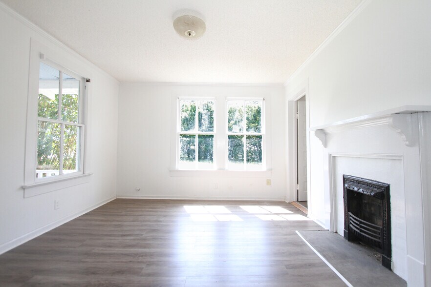 Building Photo - 706 Shull St