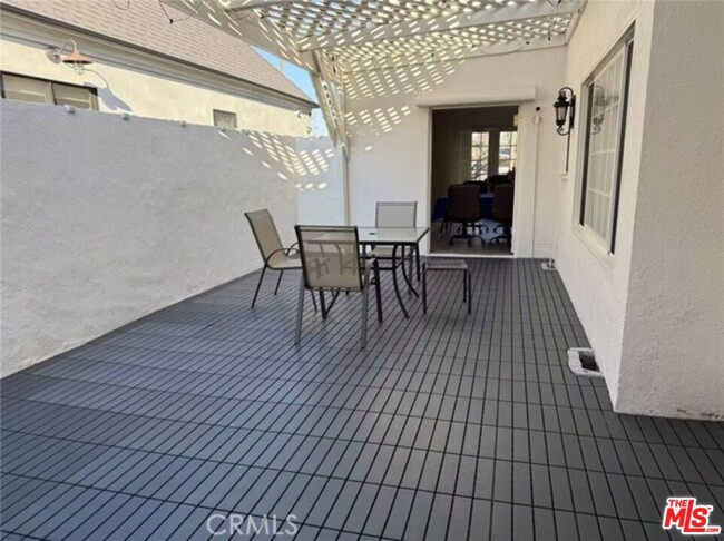 Building Photo - 113 N Doheny Dr