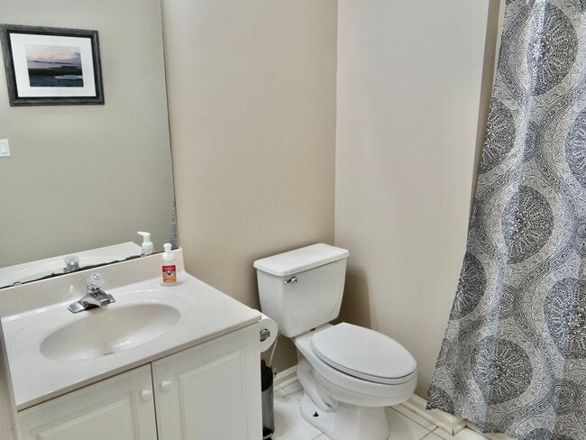 Building Photo - Cross gate Villas (Clean, Updated, Furnished, Medium Term Rental w/Huge Screened Porch Overlookin...