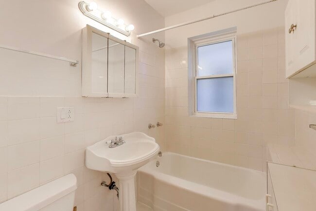 Building Photo - 3920 N Austin Ave