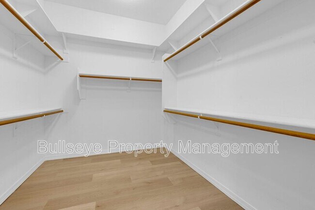 Building Photo - 1550 N Robin Ln