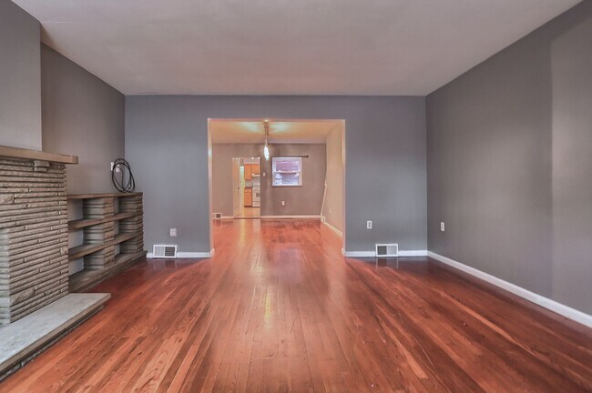 Building Photo - Charming 3 bed, 2 bath, south side flats h...