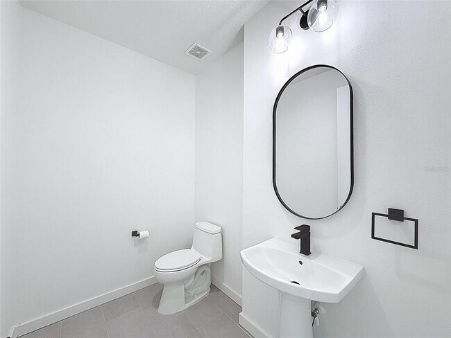 Building Photo - 1302 E Kay St