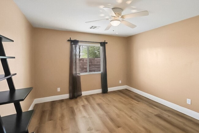 Building Photo - Beautiful, Single Story, 2 bed, 2 bath, To...