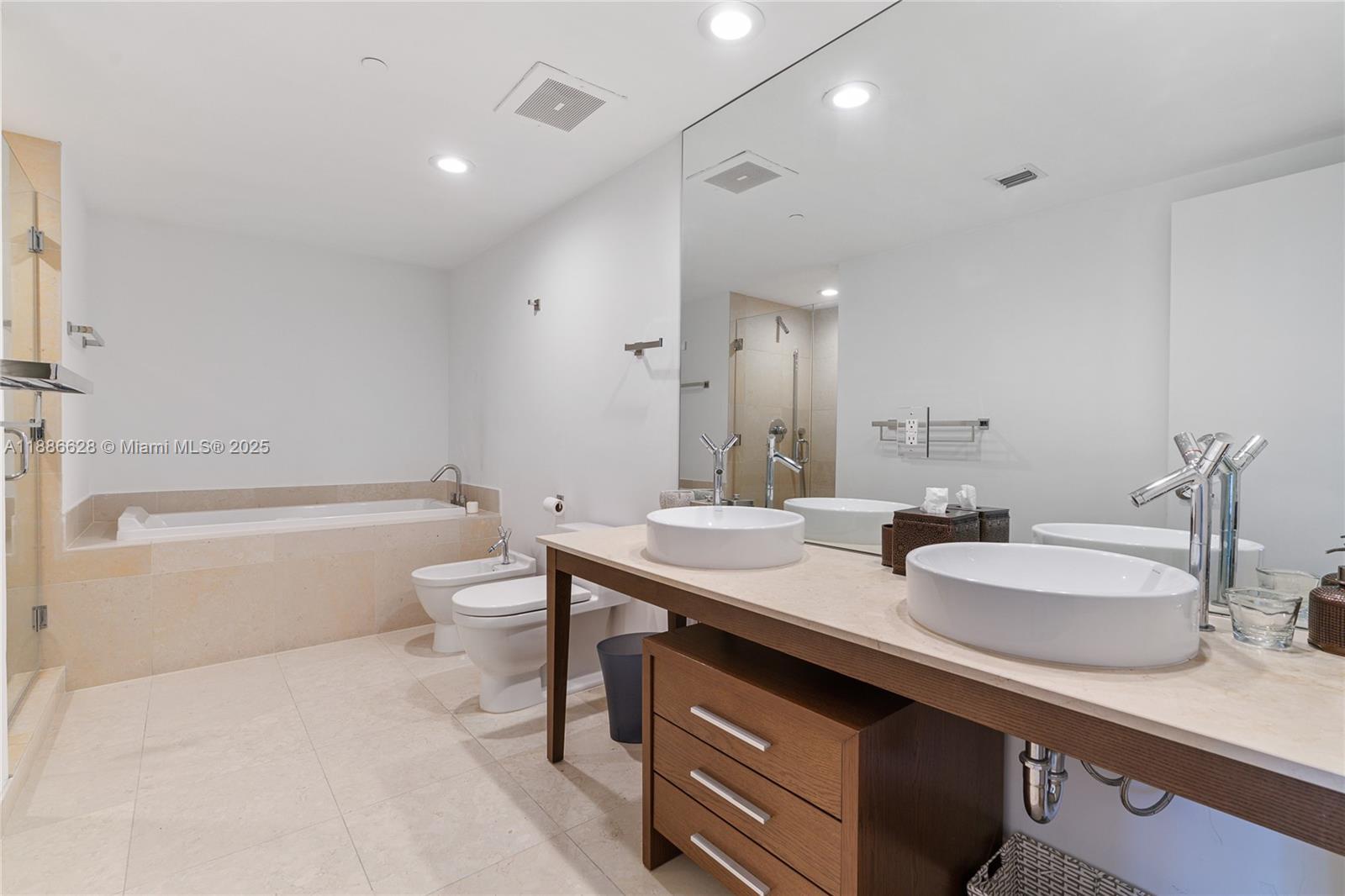 Building Photo - 495 Brickell Ave