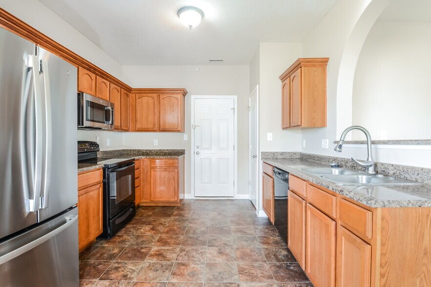 Building Photo - 15559 Old Pond Cir