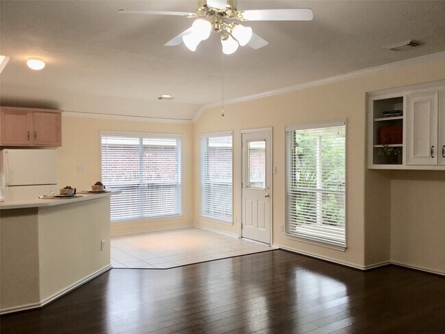 Building Photo - 114 N Queenscliff Cir