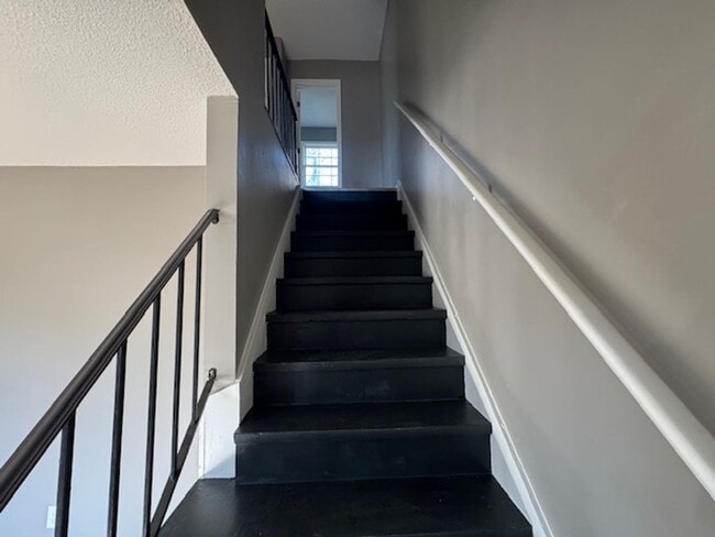 Building Photo - MOVE IN SPECIAL AVAILABLE!!