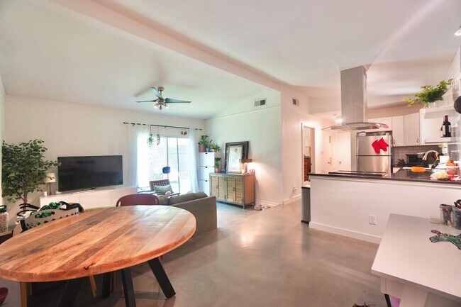 Building Photo - 1117 Mariposa Dr