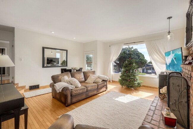 Building Photo - "Charming Coastal Retreat: 3-Bedroom Sanctuary on Agate Street, San Diego"