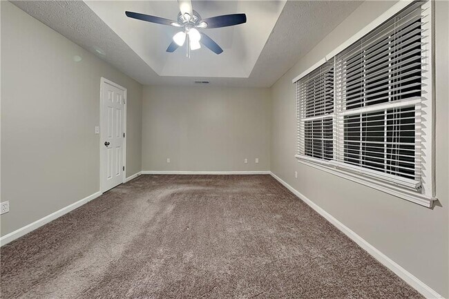 Building Photo - 2245 Huntington Dr