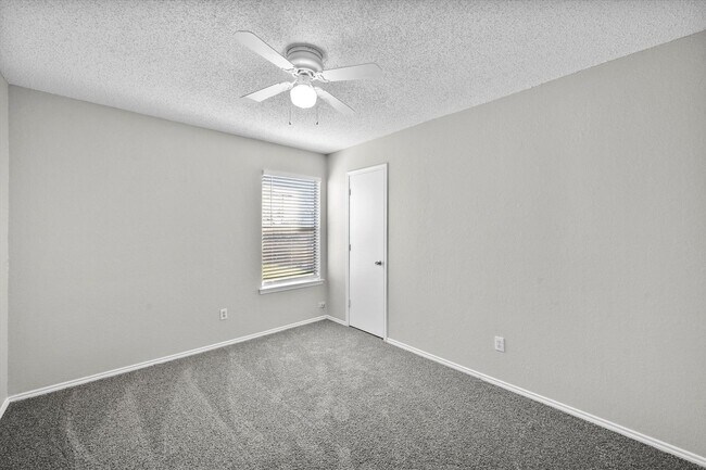 Building Photo - 606 Kings Way Dr
