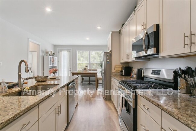 Building Photo - 121 Daybeacon St