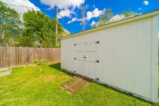 Building Photo - 7015 Kopman Dr