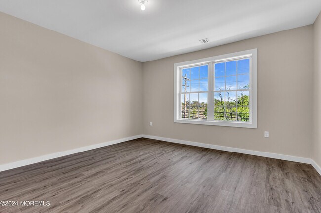 Building Photo - 333 1st St